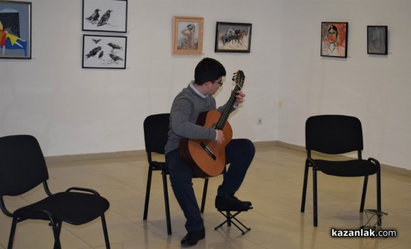 Виртуозите на китарата получиха бурни аплодисменти от казанлъшката публика 