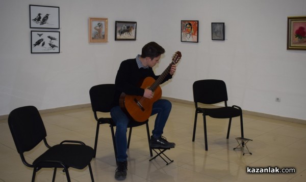 Виртуозите на китарата получиха бурни аплодисменти от казанлъшката публика 