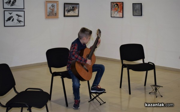 Виртуозите на китарата получиха бурни аплодисменти от казанлъшката публика 