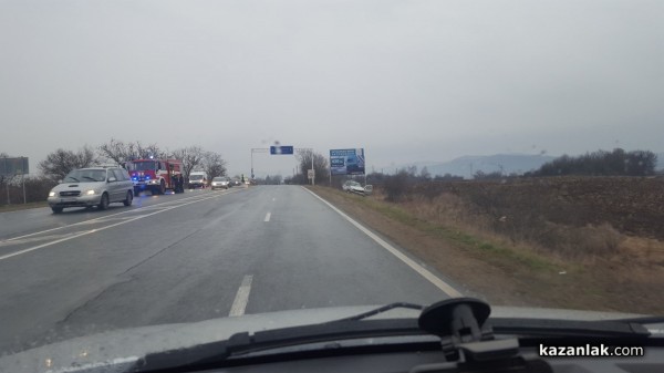 Две коли излетяха в канавката на изхода на Казанлък за село Копринка