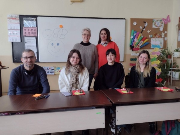 Доброволци работят с училища от Казанлък и страната 