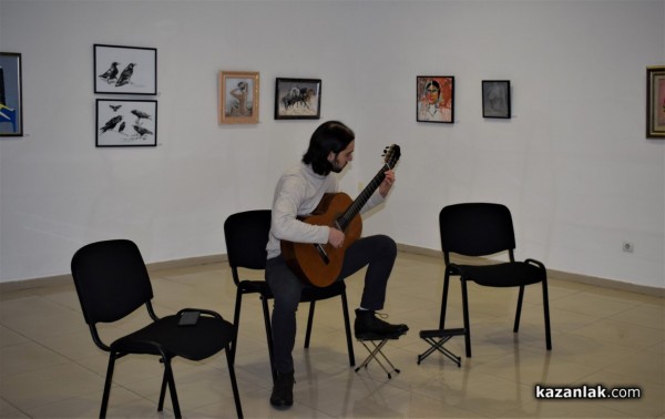 Виртуозите на китарата получиха бурни аплодисменти от казанлъшката публика 