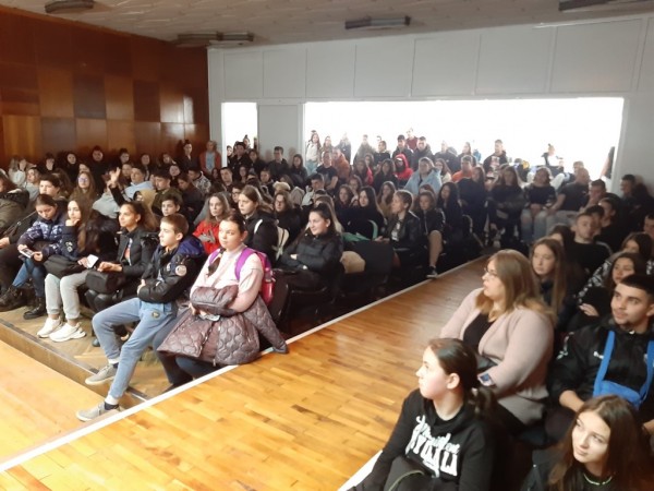 В училищата от Казанлък се проведе кампания за превенция на трафика на хора