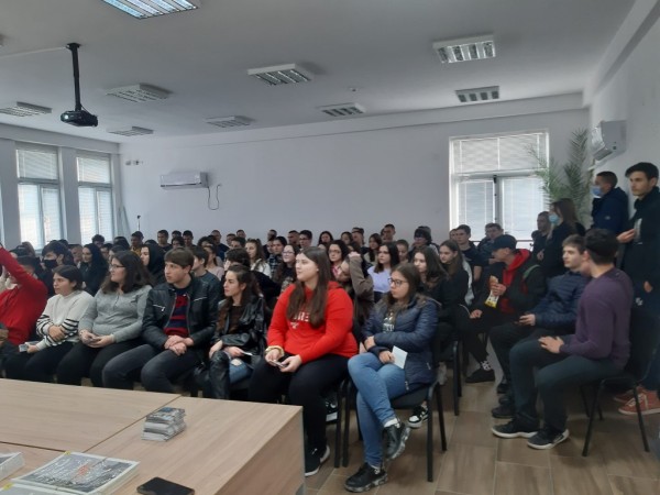 В училищата от Казанлък се проведе кампания за превенция на трафика на хора