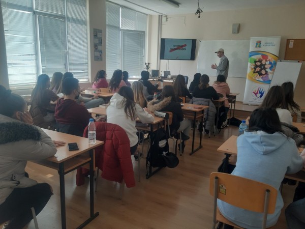 В училищата от Казанлък се проведе кампания за превенция на трафика на хора