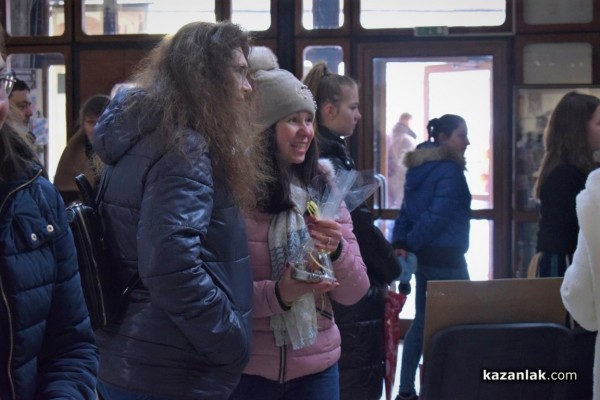 Над 2000 лв. събраха младите художници за Маги