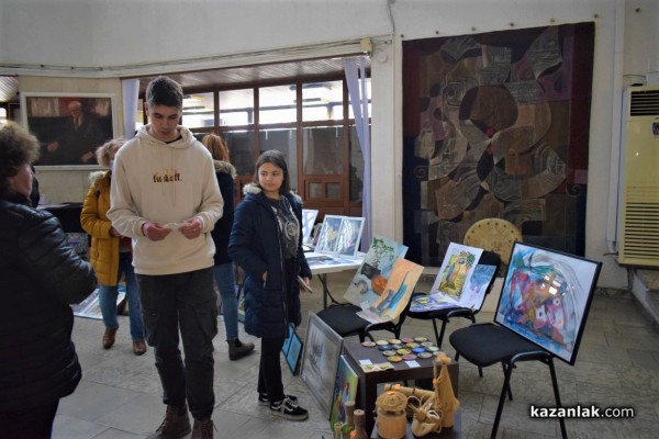 Над 2000 лв. събраха младите художници за Маги