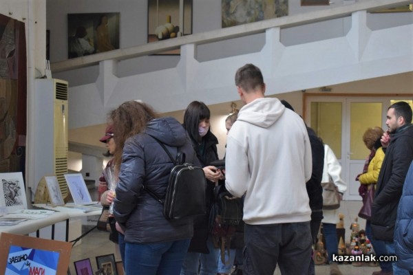 Над 2000 лв. събраха младите художници за Маги