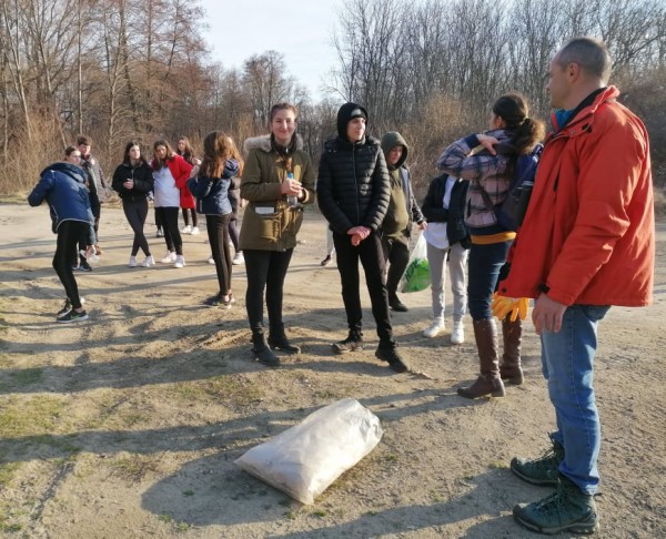 Ученици от ПХГ „Св. Св. Кирил и Методий” и приятели почистиха част от защитената местност „Гората на Боряна”