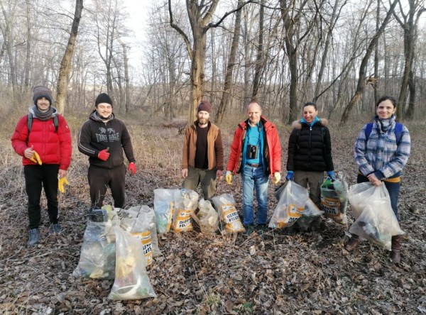 Ученици от ПХГ „Св. Св. Кирил и Методий” и приятели почистиха част от защитената местност „Гората на Боряна”