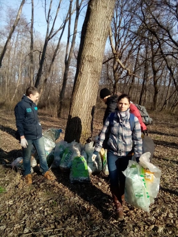 Ученици от ПХГ „Св. Св. Кирил и Методий” и приятели почистиха част от защитената местност „Гората на Боряна”