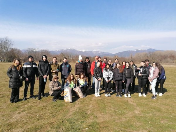 Ученици от ПХГ „Св. Св. Кирил и Методий” и приятели почистиха част от защитената местност „Гората на Боряна”