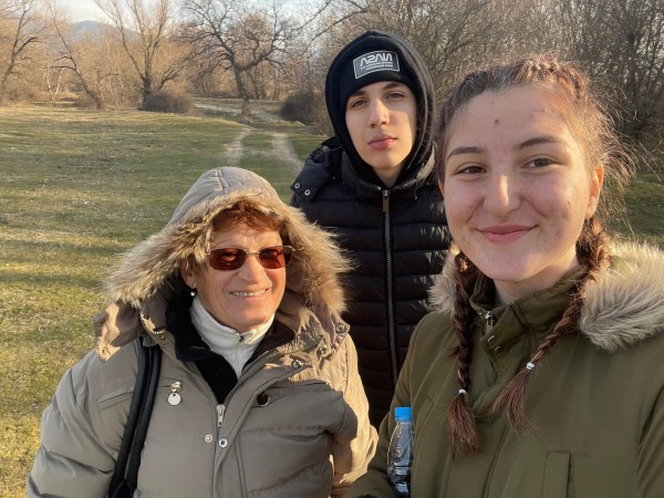 Ученици от ПХГ „Св. Св. Кирил и Методий” и приятели почистиха част от защитената местност „Гората на Боряна”