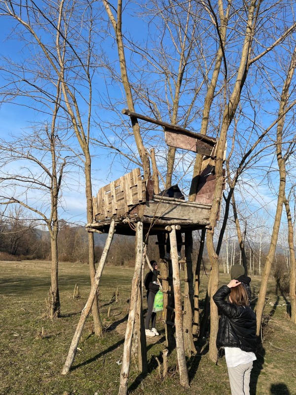 Ученици от ПХГ „Св. Св. Кирил и Методий” и приятели почистиха част от защитената местност „Гората на Боряна”