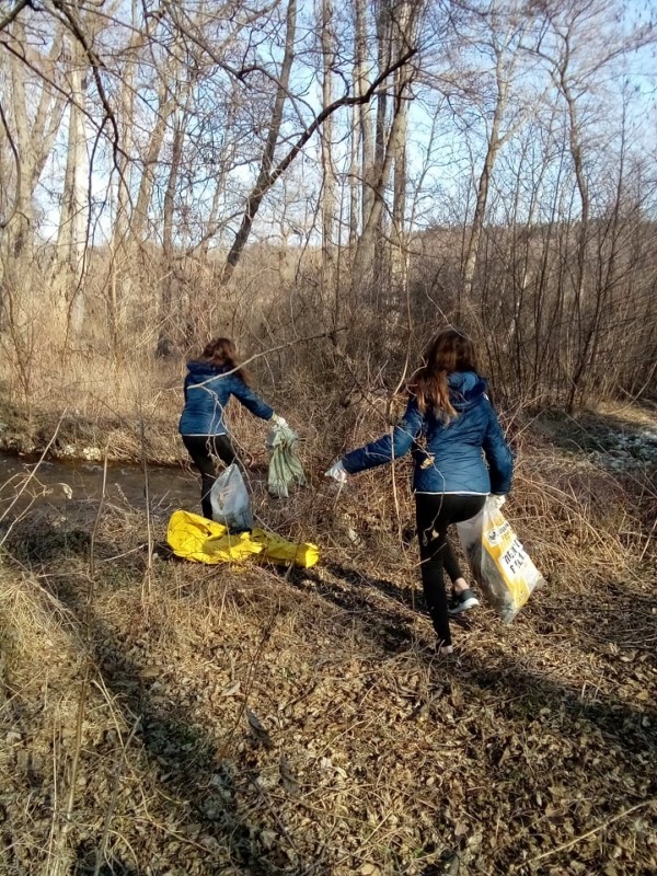 Ученици от ПХГ „Св. Св. Кирил и Методий” и приятели почистиха част от защитената местност „Гората на Боряна”