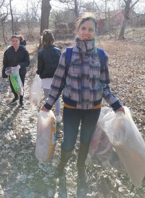 Ученици от ПХГ „Св. Св. Кирил и Методий” и приятели почистиха част от защитената местност „Гората на Боряна”