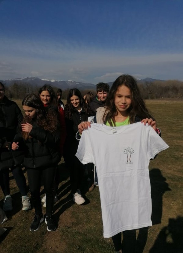 Ученици от ПХГ „Св. Св. Кирил и Методий” и приятели почистиха част от защитената местност „Гората на Боряна”