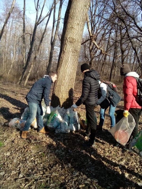 Ученици от ПХГ „Св. Св. Кирил и Методий” и приятели почистиха част от защитената местност „Гората на Боряна”