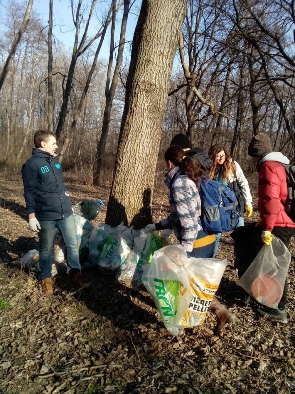 Ученици от ПХГ „Св. Св. Кирил и Методий” и приятели почистиха част от защитената местност „Гората на Боряна”