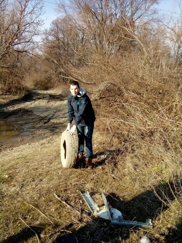 Ученици от ПХГ „Св. Св. Кирил и Методий” и приятели почистиха част от защитената местност „Гората на Боряна”