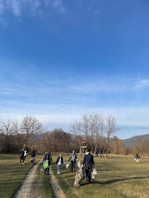 Ученици от ПХГ „Св. Св. Кирил и Методий” и приятели почистиха част от защитената местност „Гората на Боряна”