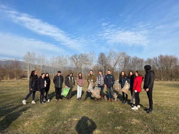 Ученици от ПХГ „Св. Св. Кирил и Методий” и приятели почистиха част от защитената местност „Гората на Боряна”