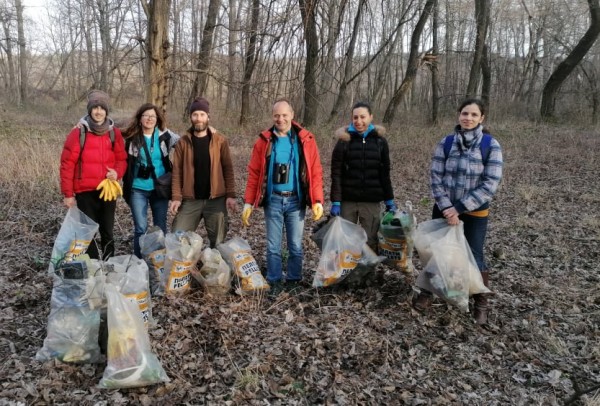 Ученици от ПХГ „Св. Св. Кирил и Методий” и приятели почистиха част от защитената местност „Гората на Боряна”