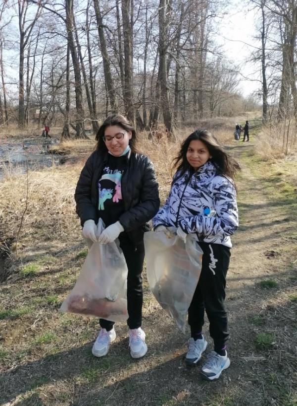 Ученици от ПХГ „Св. Св. Кирил и Методий” и приятели почистиха част от защитената местност „Гората на Боряна”
