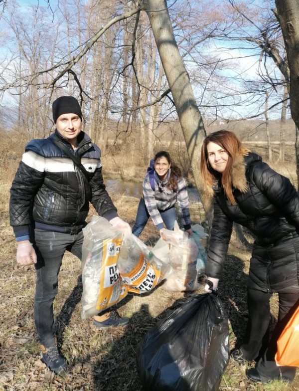 Ученици от ПХГ „Св. Св. Кирил и Методий” и приятели почистиха част от защитената местност „Гората на Боряна”