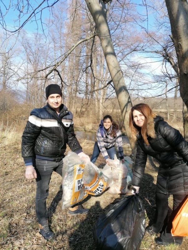 Ученици от ПХГ „Св. Св. Кирил и Методий” и приятели почистиха част от защитената местност „Гората на Боряна”