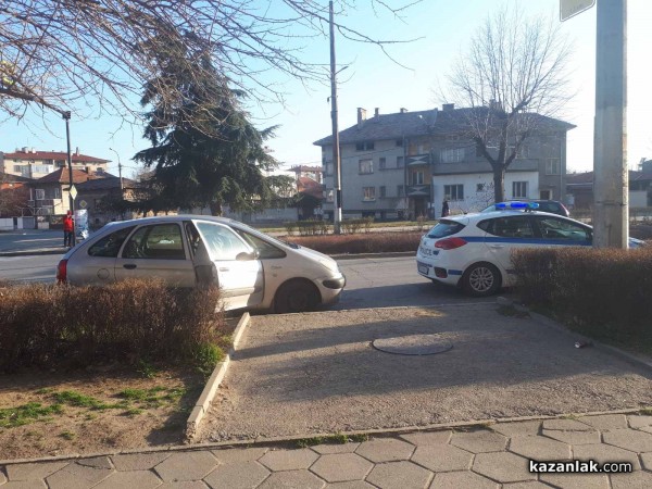 Джип отне предимство и блъсна Ситроен на кръстовището до Шела