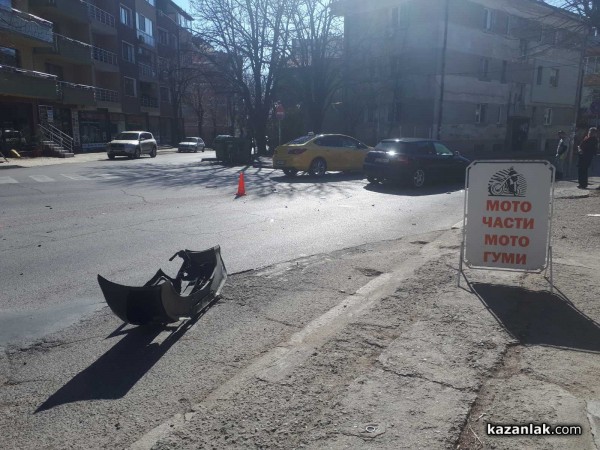 Такси и „Ауди” се блъснаха в Казанлък