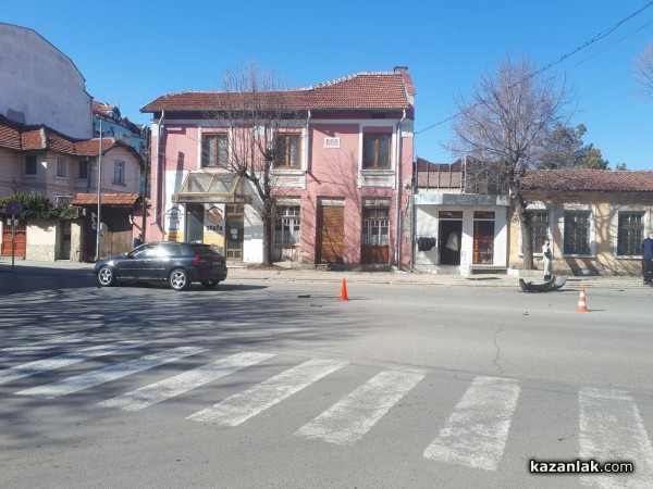 Такси и „Ауди” се блъснаха в Казанлък