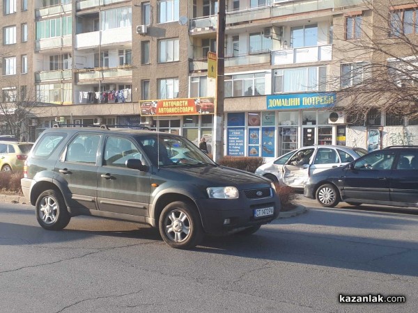 Джип отне предимство и блъсна Ситроен на кръстовището до Шела