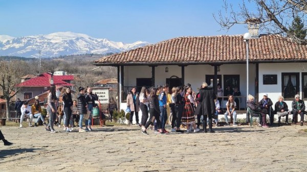 Ученици от Сопот, Мъглиж и Павел баня се превъплатиха в Чудомирови герои