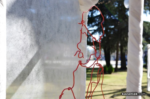 Арт инсталация “Нашенците“ наредиха ученици от Художествената гимназия 