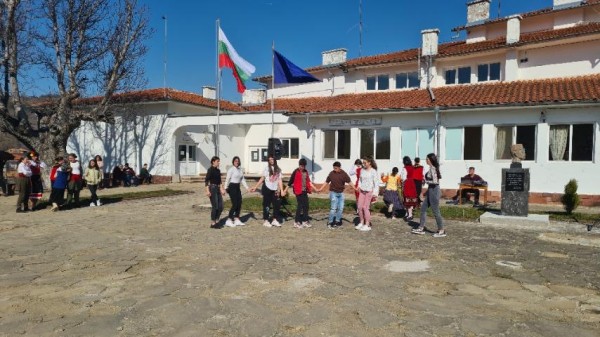 Ученици от Сопот, Мъглиж и Павел баня се превъплатиха в Чудомирови герои