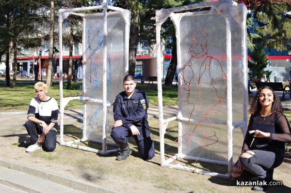 Арт инсталация “Нашенците“ наредиха ученици от Художествената гимназия 