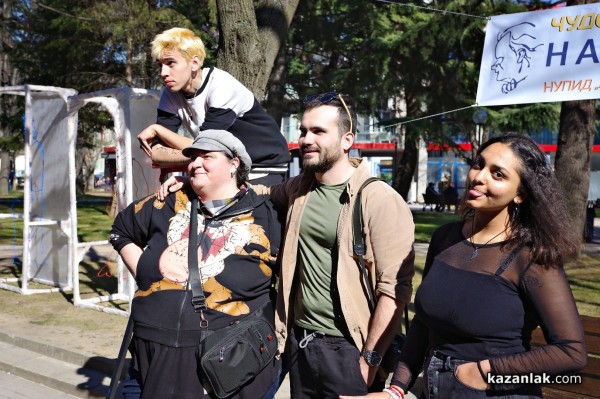 Арт инсталация “Нашенците“ наредиха ученици от Художествената гимназия 