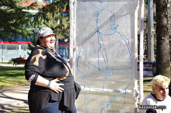 Арт инсталация “Нашенците“ наредиха ученици от Художествената гимназия 