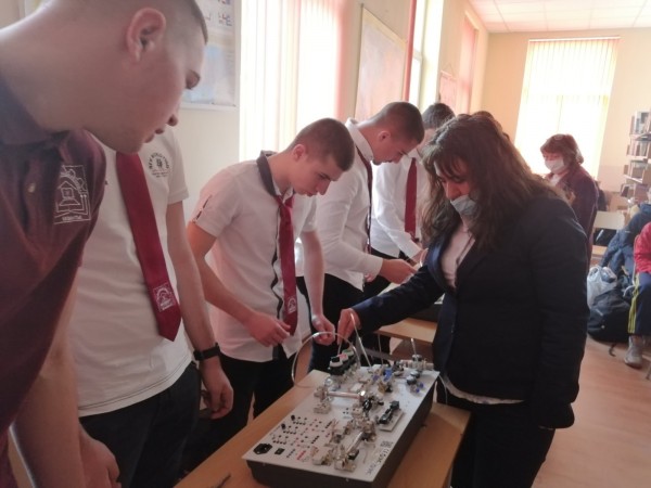 Симулация на завод за рециклиране на отпадъци представиха Хаджиеновци за финал на Месеца на професиите