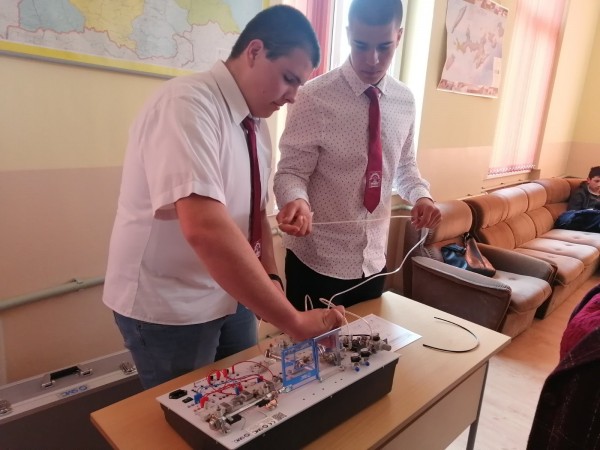 Симулация на завод за рециклиране на отпадъци представиха Хаджиеновци за финал на Месеца на професиите