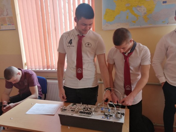 Симулация на завод за рециклиране на отпадъци представиха Хаджиеновци за финал на Месеца на професиите