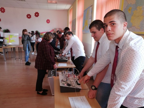 Симулация на завод за рециклиране на отпадъци представиха Хаджиеновци за финал на Месеца на професиите