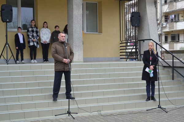 Кирковци посадиха копринено дърво пред училището си