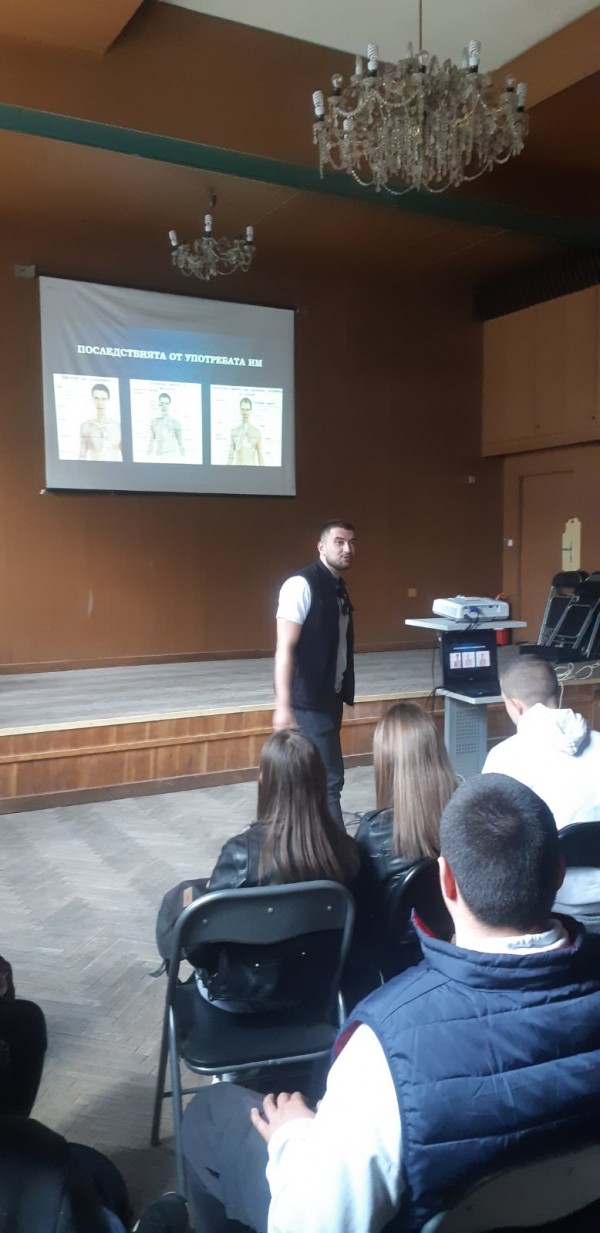 Младежи представиха вредата от зависимостите в ПХГ “Св. св. Кирил и Методий“