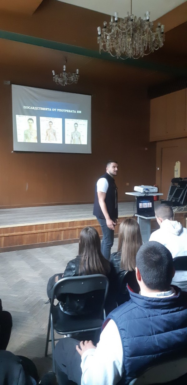Младежи представиха вредата от зависимостите в ПХГ “Св. св. Кирил и Методий“