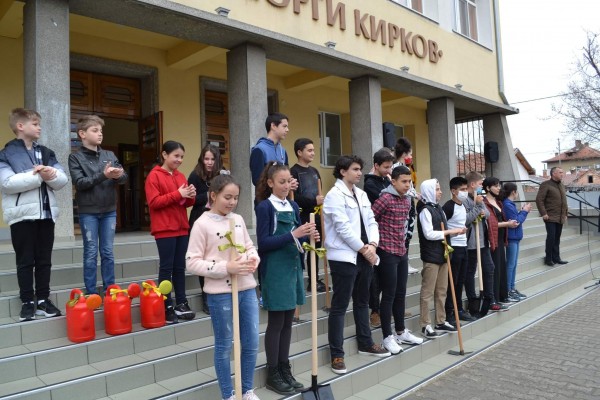 Кирковци посадиха копринено дърво пред училището си