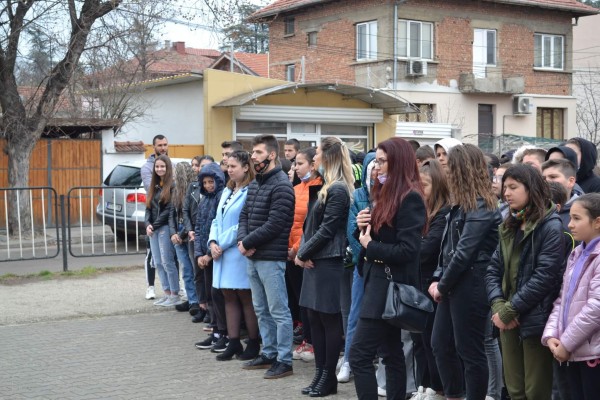 Кирковци посадиха копринено дърво пред училището си