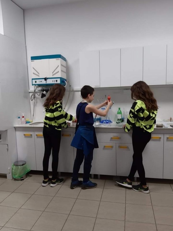 Осмокласници от ПХГ “Св.Св. Кирил и Методий” посетиха лаборатория за физикохимичен анализ “Зария Арома“